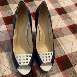 Tahari open tow heels navy blue and white size 10m